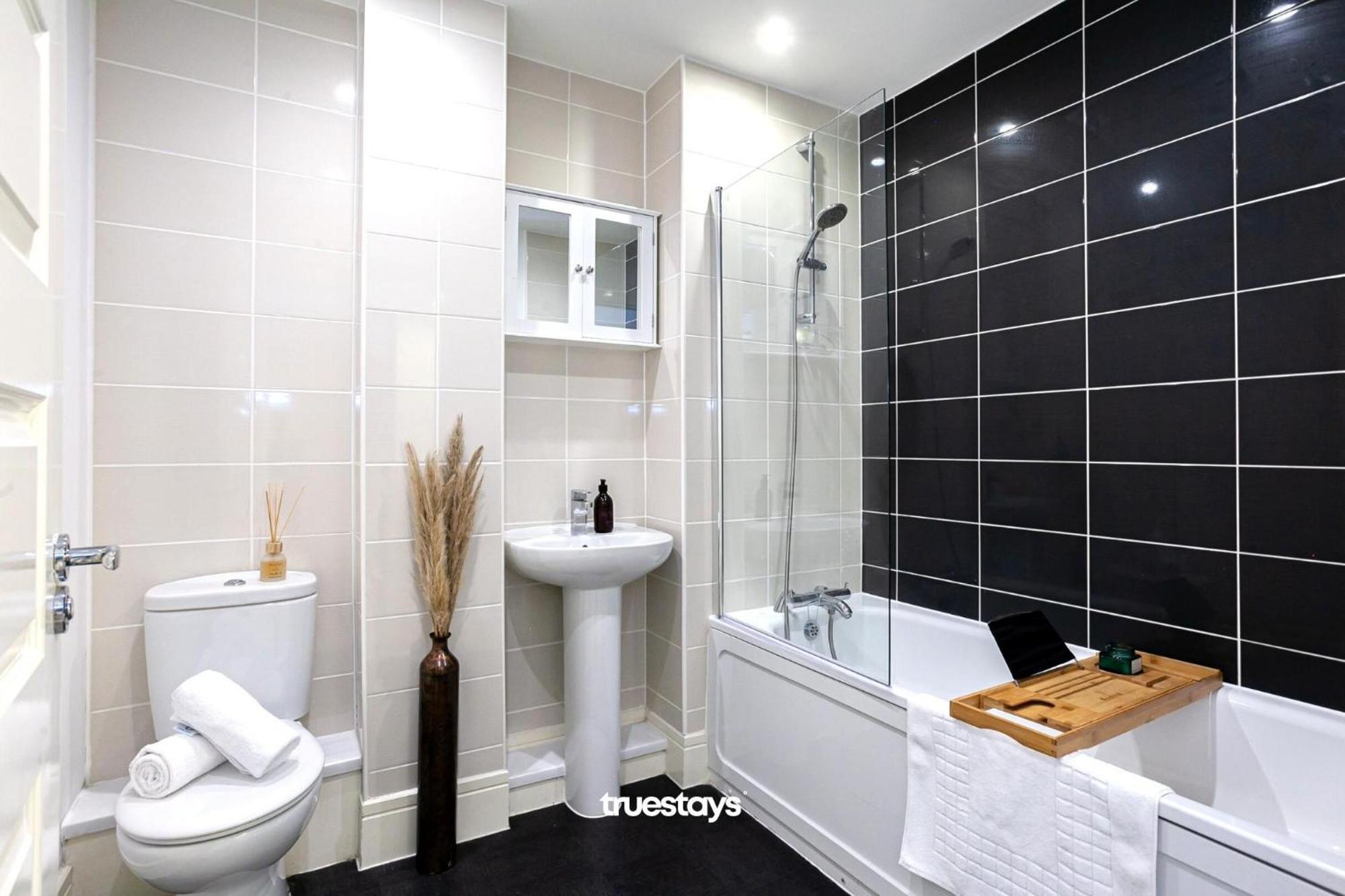Ambassador House By Truestays - Luxury 4 Bedroom House In Stoke-On-Trent Etruria エクステリア 写真