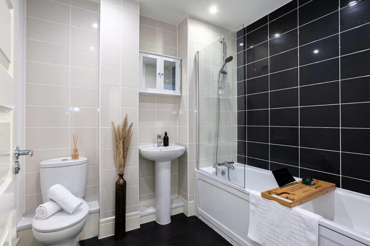 Ambassador House By Truestays - Luxury 4 Bedroom House In Stoke-On-Trent Etruria エクステリア 写真