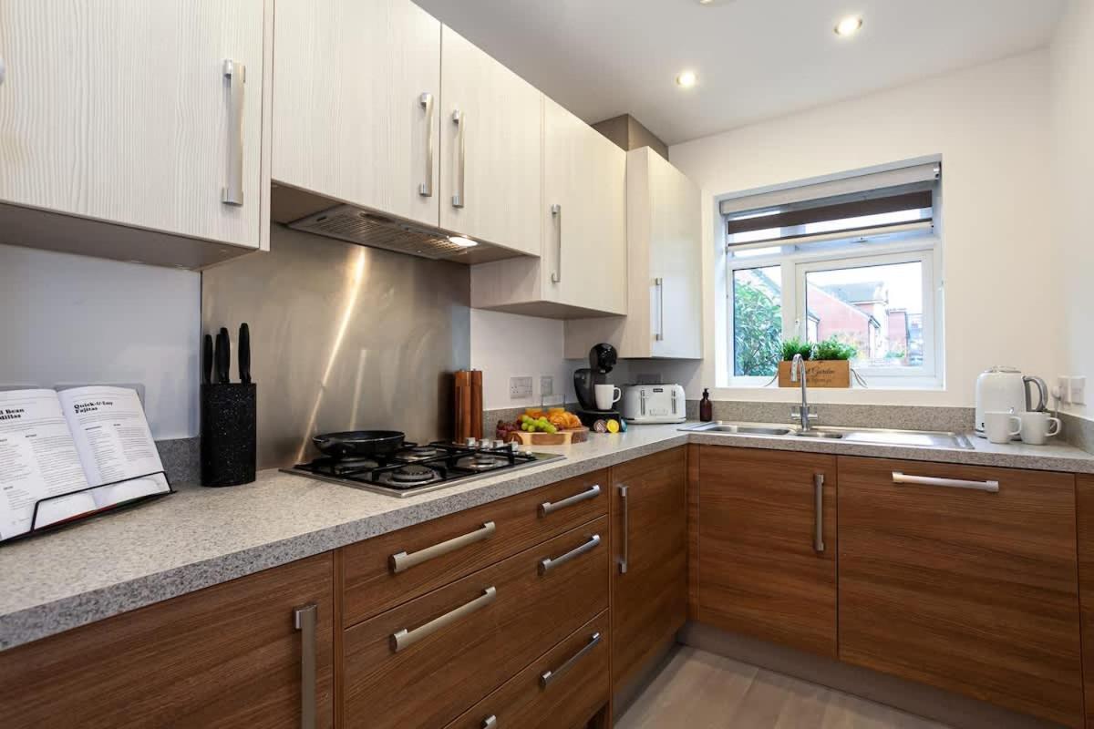 Ambassador House By Truestays - Luxury 4 Bedroom House In Stoke-On-Trent Etruria エクステリア 写真
